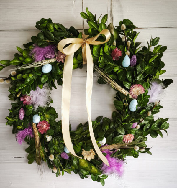 Jarní věnec na dveře buxus 30 cm - fialový