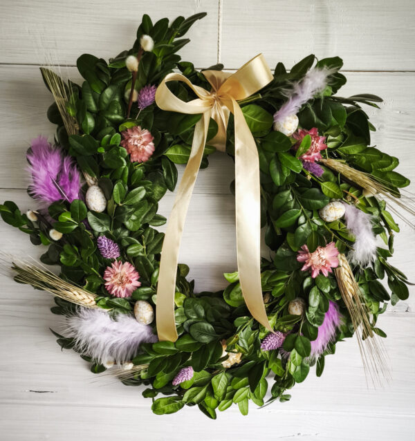 Jarní věnec na dveře buxus 25 cm - fialový