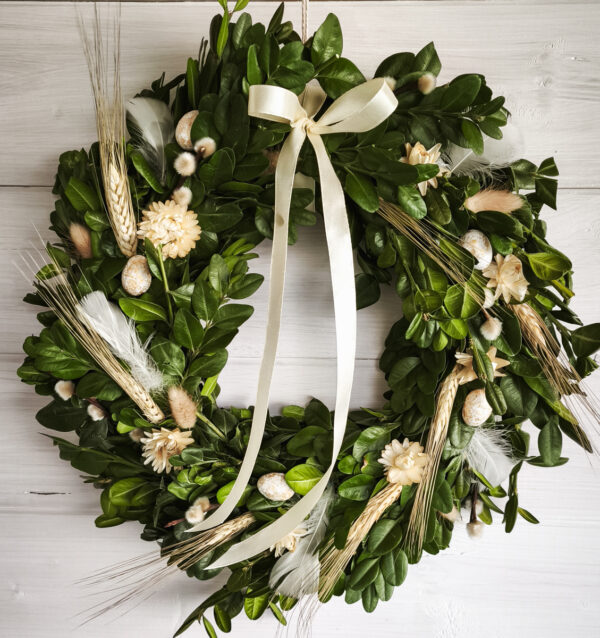 Jarní věnec na dveře buxus 25 cm - krémový