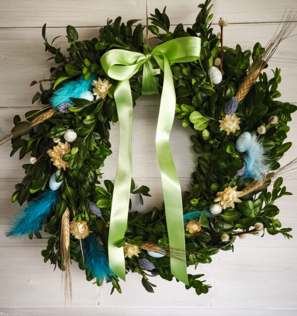 Jarní věnec na dveře buxus 30 cm - modrý