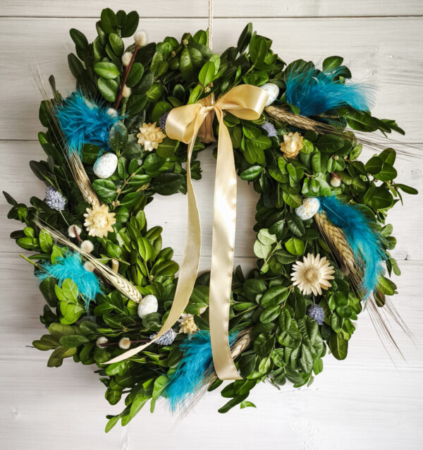 Jarní věnec na dveře buxus 25 cm - modrý